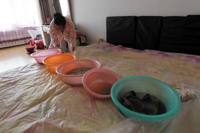 鲁甸楼上漏水，住户失联，小区没物管，业主维权难！律师来支招……